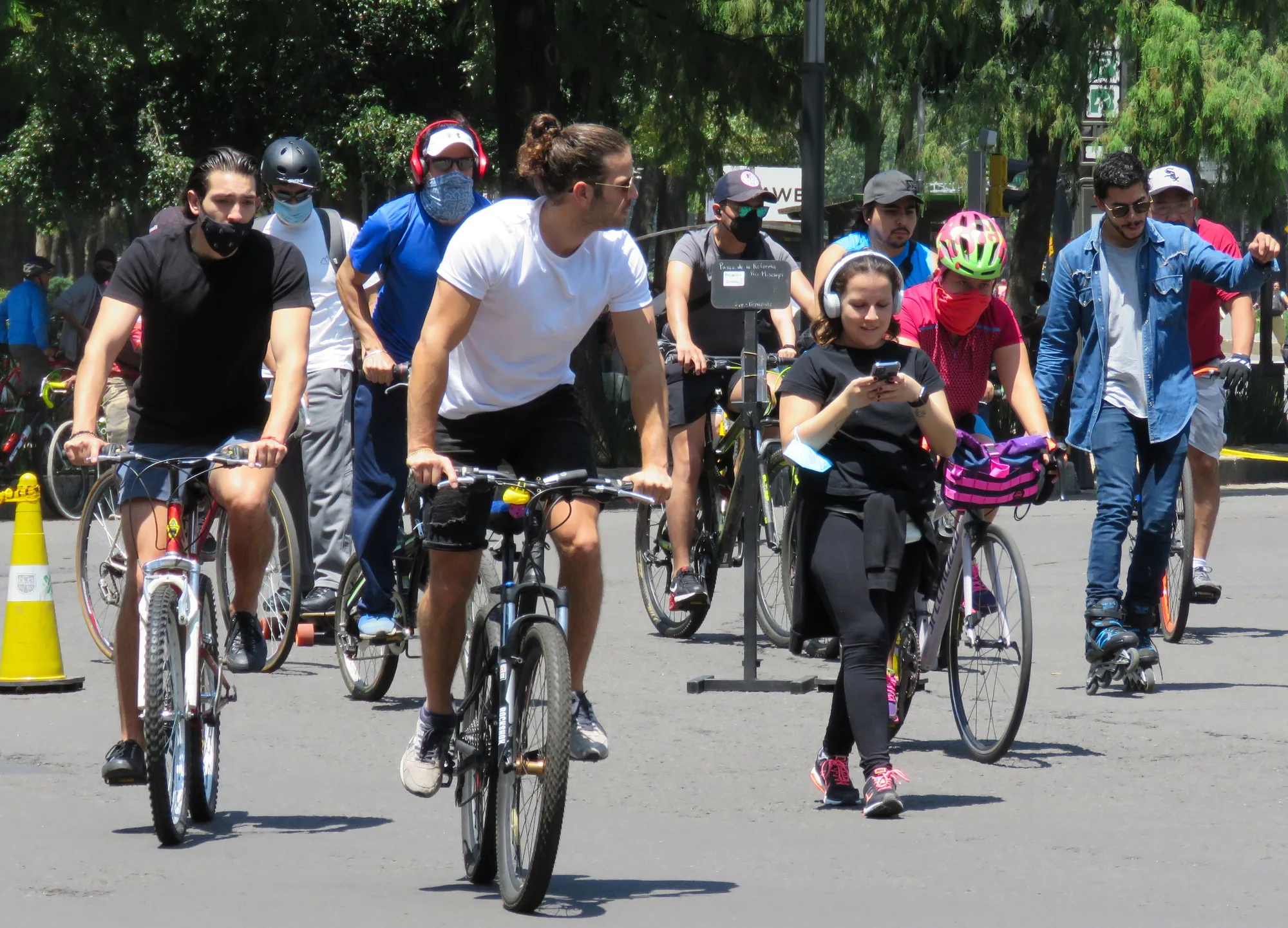 Ciclistas en el paseo Muévete en Bici sobre Paseo de la Reforma