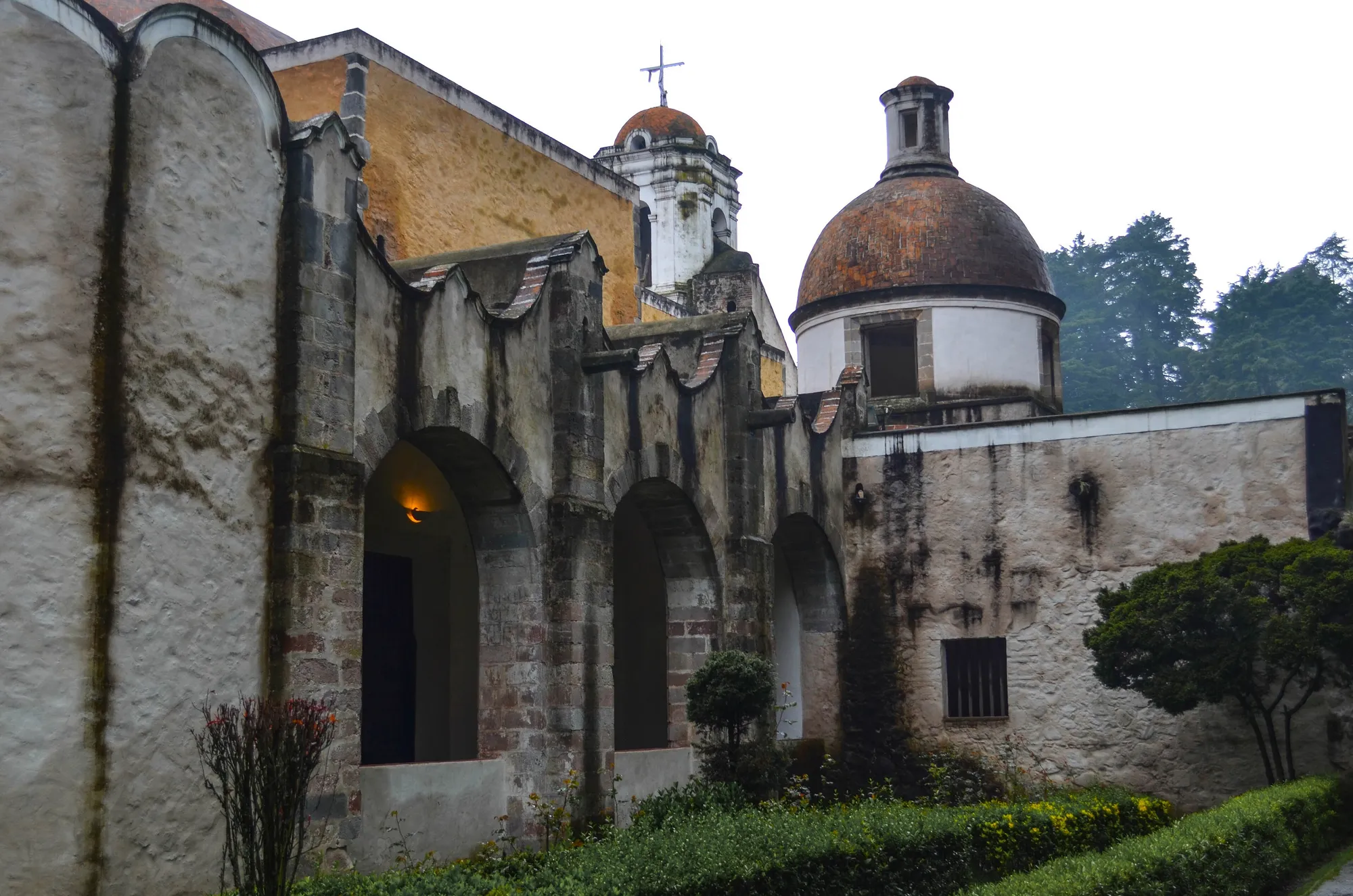 El ex convento carmelita del Desierto de los Leones entre el bosque