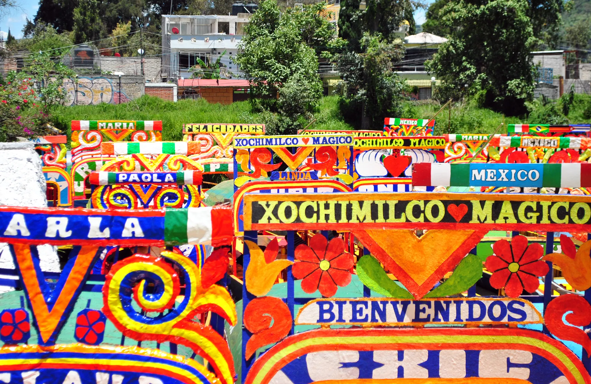 Trajineras de colores en el embarcadero Nuevo Nativitas, Xochimilco