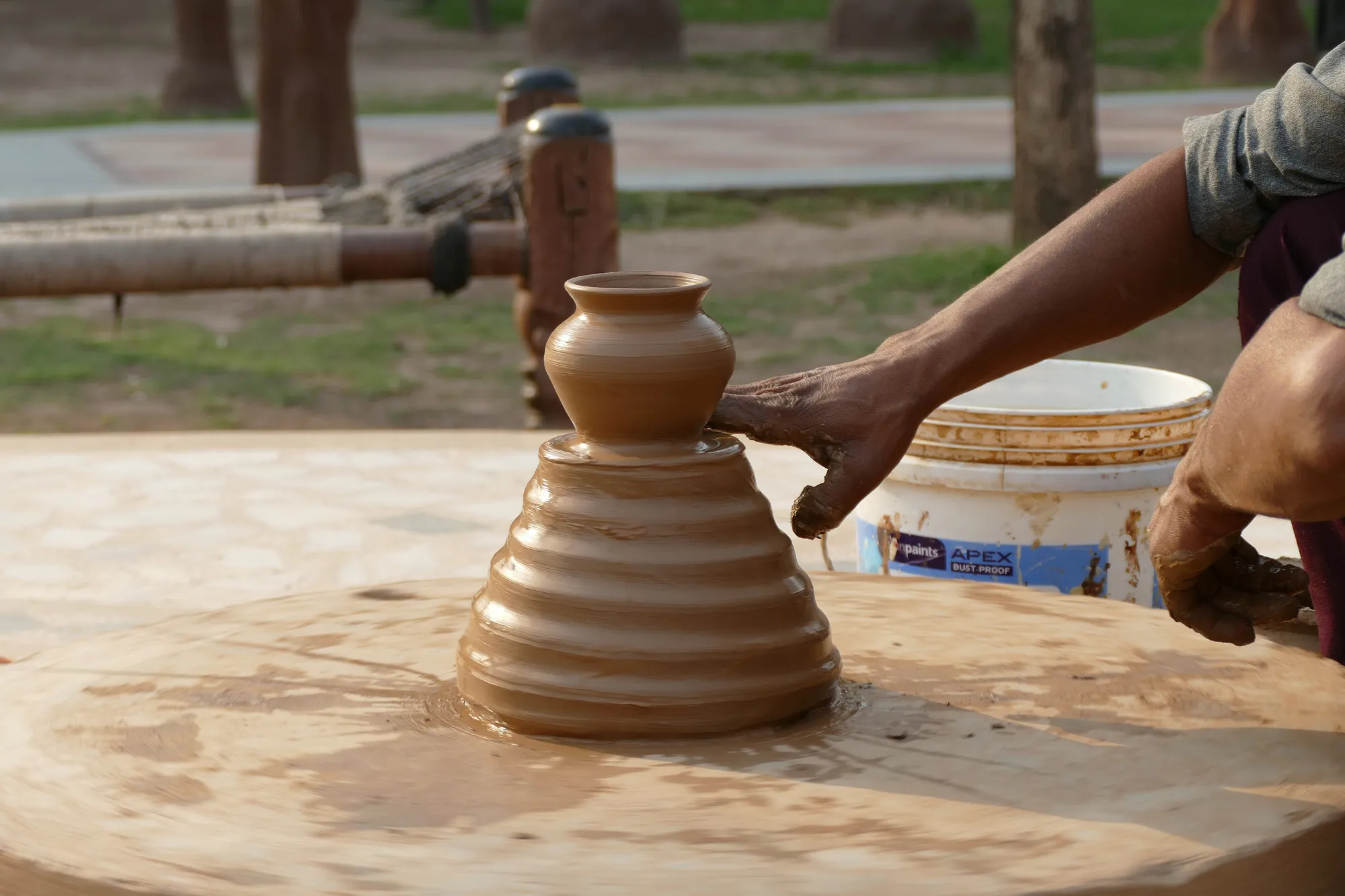 Manos de un alfarero dando forma a una pieza en el torno